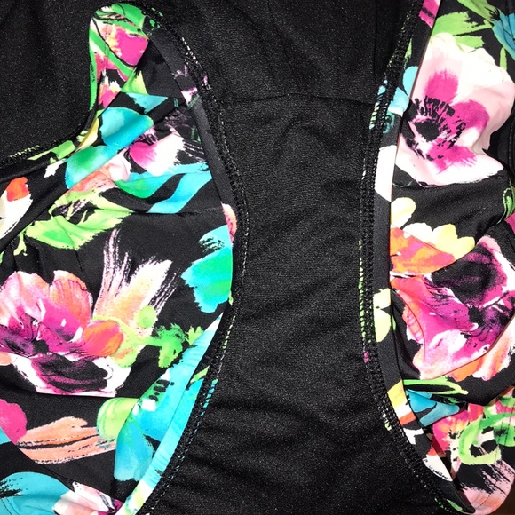 ⭐️EUC Catalina One-piece Waist-flattering Swimsuit - Picture 5 of 10